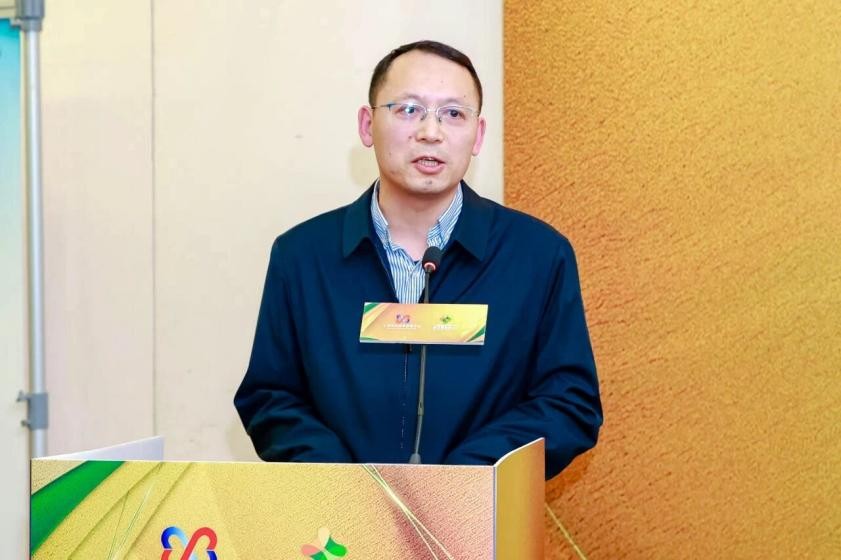 總經(jīng)理李常青發(fā)言.jpg 總經(jīng)理李常青發(fā)言.jpg